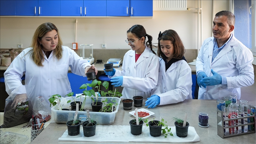 Öğrenciler "yeşil vatan" için en hızlı filizlenen tohum topunu araştırdı