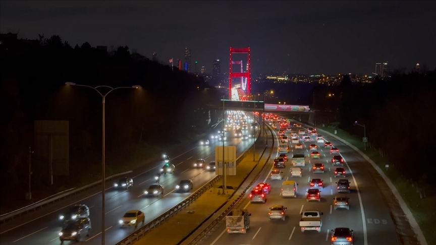 İstanbul\'da akşam saatlerinde trafik yoğunluğu oluştu