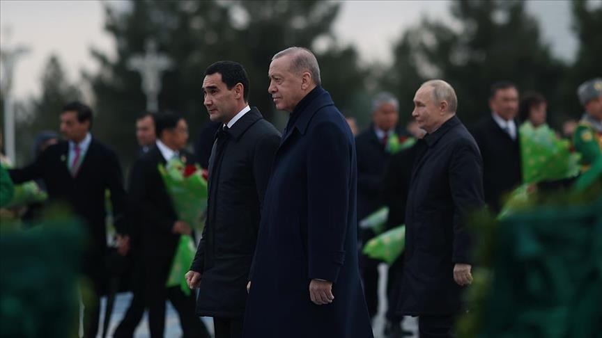 تركمانستان.. أردوغان يشارك بوضع أكاليل الزهور أمام "نصب الحياد" 