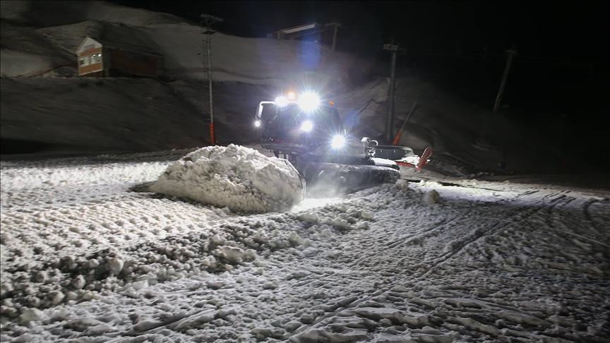 Depolanan kar ve suni karlamayla Palandöken\'de kayak heyecanı başlıyor