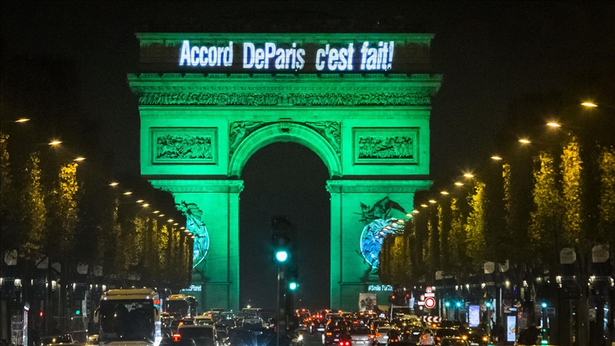 Dix ans après l’Accord de Paris, Emmanuel Macron appelle à redoubler d’efforts pour le climat