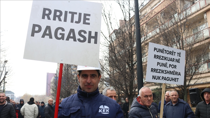 Kosovë, qindra punëtorë të KEK-ut protestojnë për rritje pagash