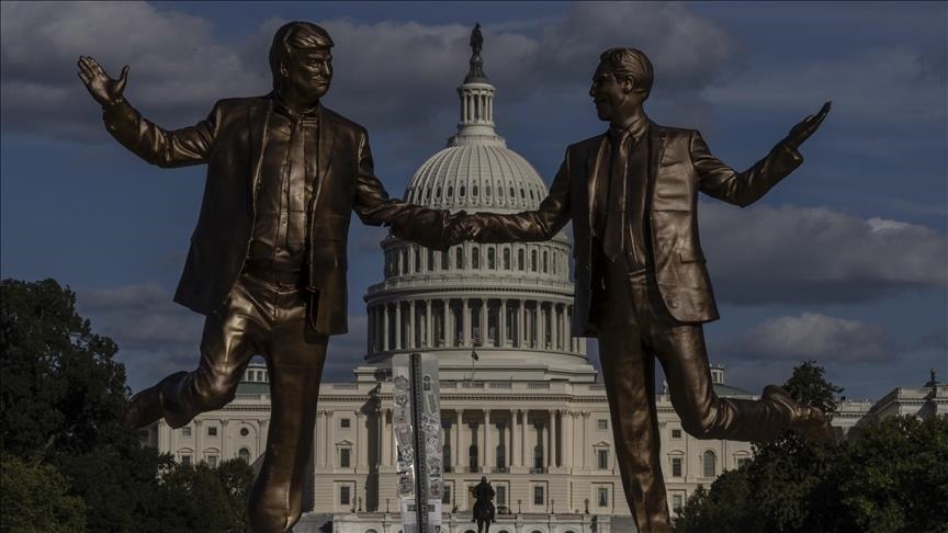 Опубликованы 19 новых фотографий из архива Эпштейна, на которых запечатлен президент Трамп