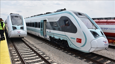 TÜRASAŞ bir haftada yerli ve milli iki tren seti ile iki lokomotifi teslim etti