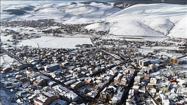 Li Sariqamîşê berfa ku li ser hev civiyabû bi qamyonan bo dervayî bajar tê veguhastin