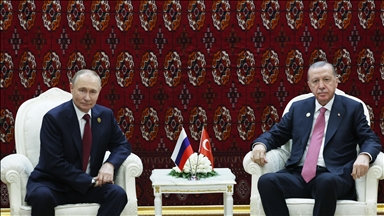 Poutine et Erdogan s'entretiennent en marge du forum à Achgabat