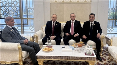 أردوغان يتبادل الحديث مع زعماء في منتدى السلام بتركمانستان