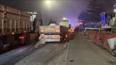 Eskişehir'de tır ile servis minibüsünün çarpışması sonucu 9 kişi yaralandı