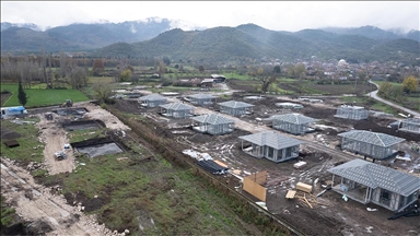 Sındırgı'nın kırsal mahallelerinde deprem konutlarının yapımı sürüyor