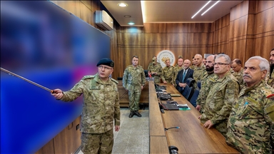 قائد القوات البرية التركي يتفقد مركز العمليات المشتركة التركية السورية