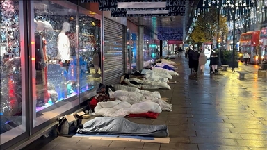 Сѐ повеќе бездомници спијат на тротоарите на улицата Оксфорд во Лондон 