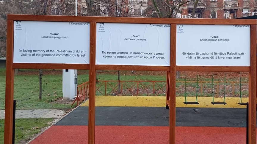 Активисти таблите „Донација од Израел“ во парк во скопска населба ги замениле со „Во вечен спомен на палестинските деца“