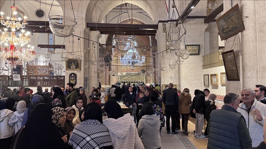 Ateşbaz-ı Veli Türbesi'nin türbedarları asırlardır "tuz" ikramını sürdürüyor