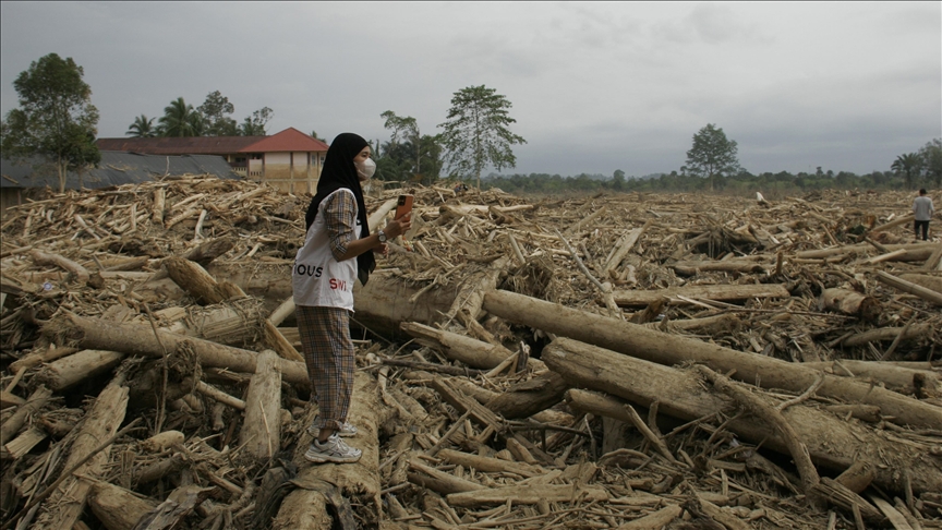 Билансот на жртви во поплавите во Индонезија се приближува до 1.000, наносот ја покри џамијата во Ачех