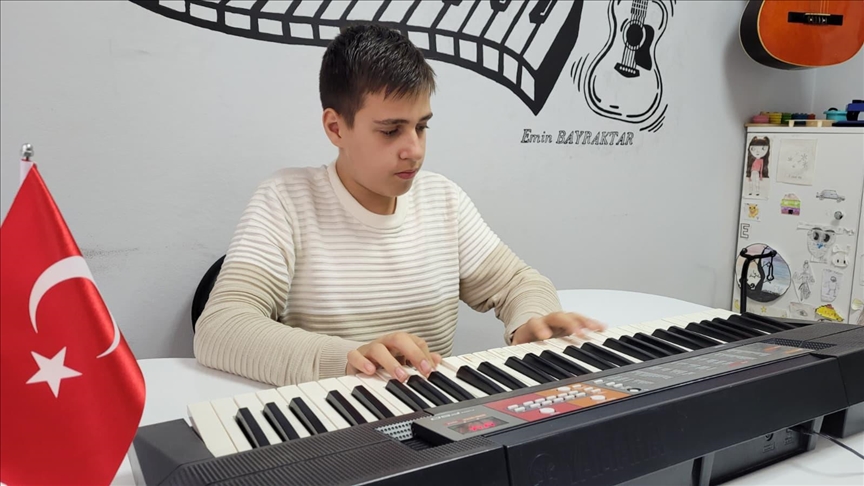 Otizmli Tarık Arda dünyasını müzikle renklendiriyor