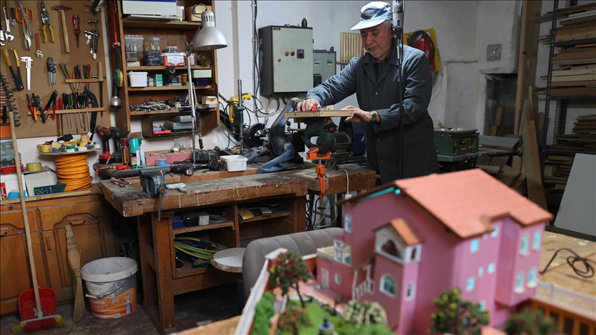 Mësuesi në pension krijon modele dhe sende prej druri nga materiale të ricikluara