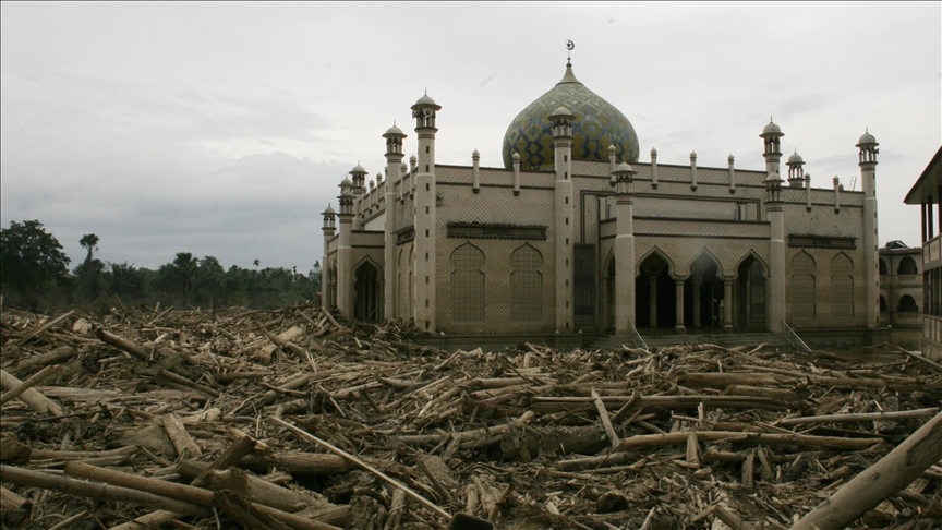 Rrënojat e përmbytjeve mbulojnë xhaminë në provincën Aceh në Indonezi  numri i viktimave afër 1 000