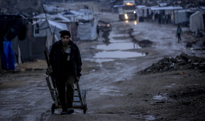 Палестинците се борат да преживеат во тешки услови поради израелските напади и поплавените шатори