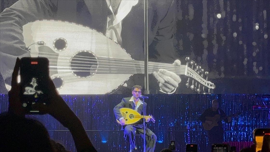 Filistinli şarkıcı Saint Levant, İstanbul konserinde "Özgür Filistin" çağrısı yaptı