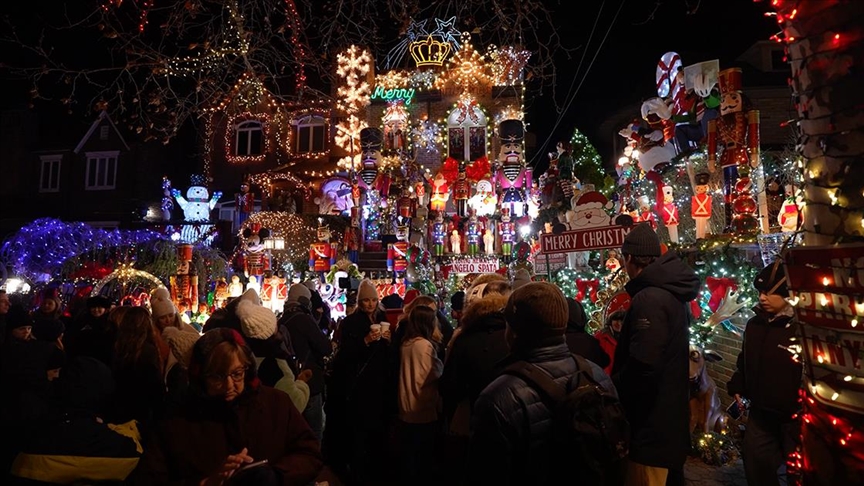 Њујорк: Дајкер Хајтс блеска со божиќните светилки