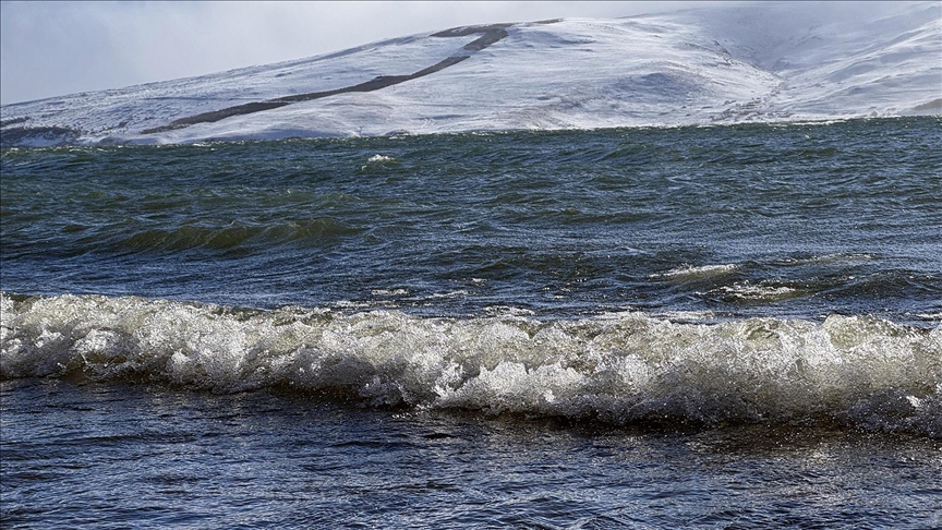 Çıldır Gölü'nün donan kıyıları dalgaların etkisiyle çözüldü