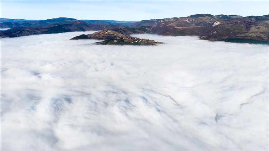 Mjegulla e dendur dimërore mbulon Sarajevën, ndotja e ajrit rritet ndjeshëm