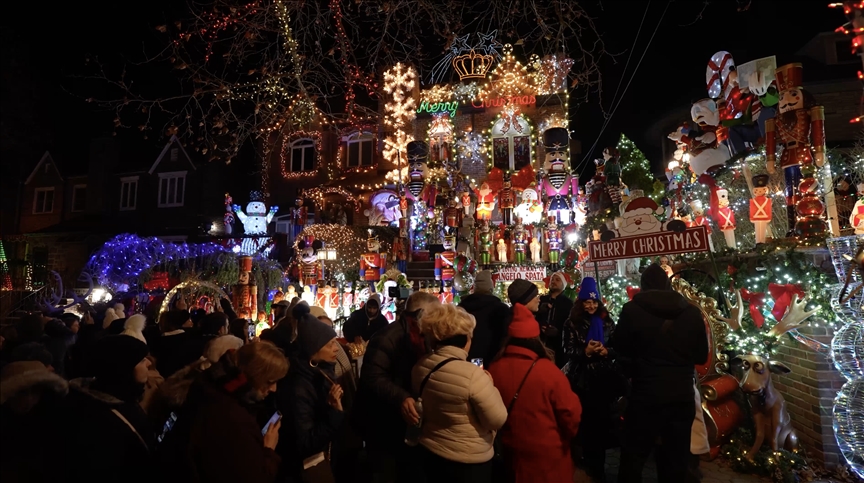 Dyker Heights në New York shkëlqen me shfaqjen e dritave të Krishtlindjeve