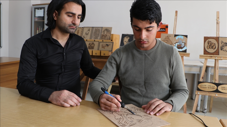 I riu me autizëm shfaq talentin e tij përmes artit të djegies së drurit