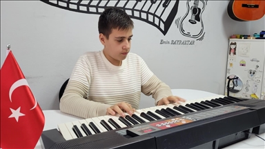 Otizmli Tarık Arda dünyasını müzikle renklendiriyor