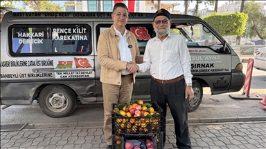 "Elmacı Dede" Hatay'dan aldığı mandalinaları  Mehmetçiğe ulaştıracak