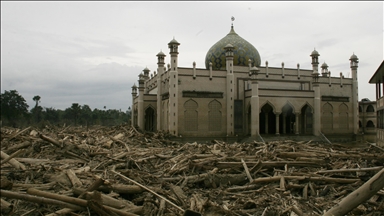 Rrënojat e përmbytjeve mbulojnë xhaminë në provincën Aceh në Indonezi, numri i viktimave afër 1.000