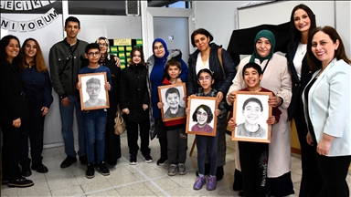 Gönüllü ressamlar, özel çocukların portrelerini karakalemle resmetti