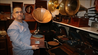 مهندس تركي يعيد إحياء أصوات الماضي بآلات موسيقية عمرها قرن