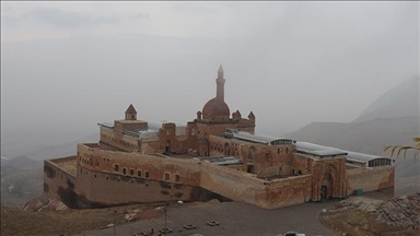 الضباب يغطي محيط قصر إسحاق باشا شرقي تركيا