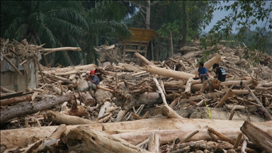 Indonezija: Broj poginulih u poplavama približava se 1.000, gomila građe prekrila džamiju u Acehu