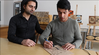 I riu me autizëm shfaq talentin e tij përmes artit të djegies së drurit