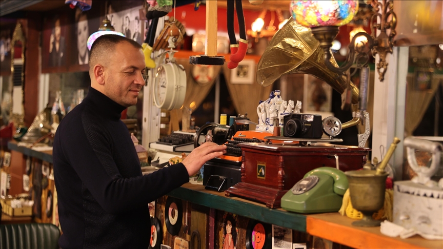 Dedesinin 85 yıllık sefer tasıyla başladığı antika koleksiyonunu restoranında sergiliyor