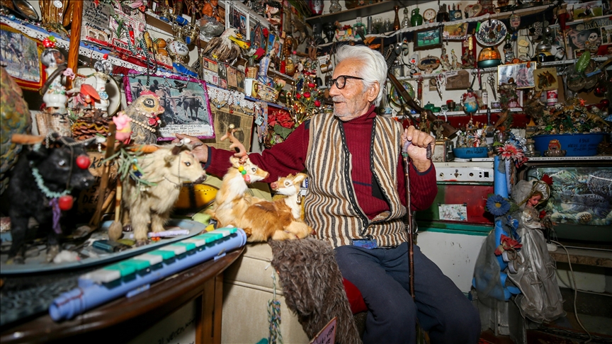 Gjyshi Kazim arriti t i vendosë në një dhomë suveniret dhe sendet e tij unike