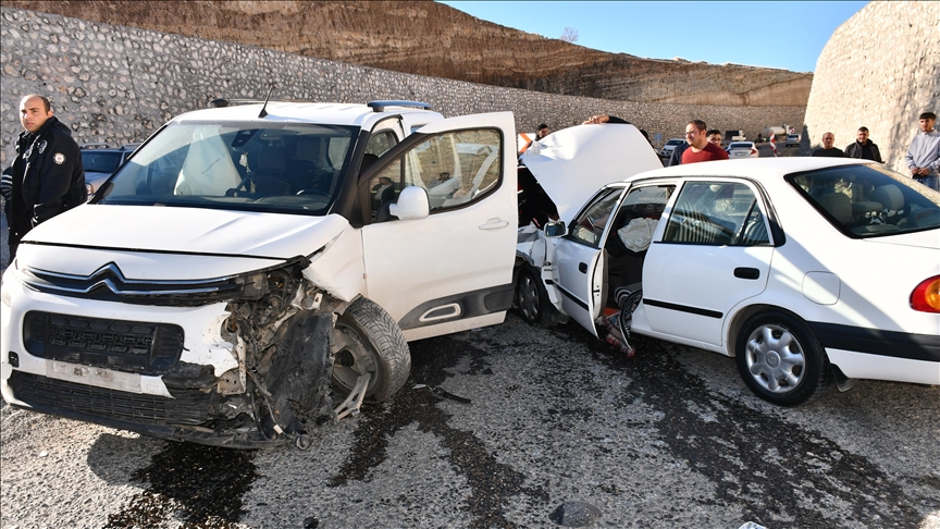 Li Adiyemanê di qezaya trafîkê ya ku 3 wesayît tevlî bûn da 5 kes birîndar bûn