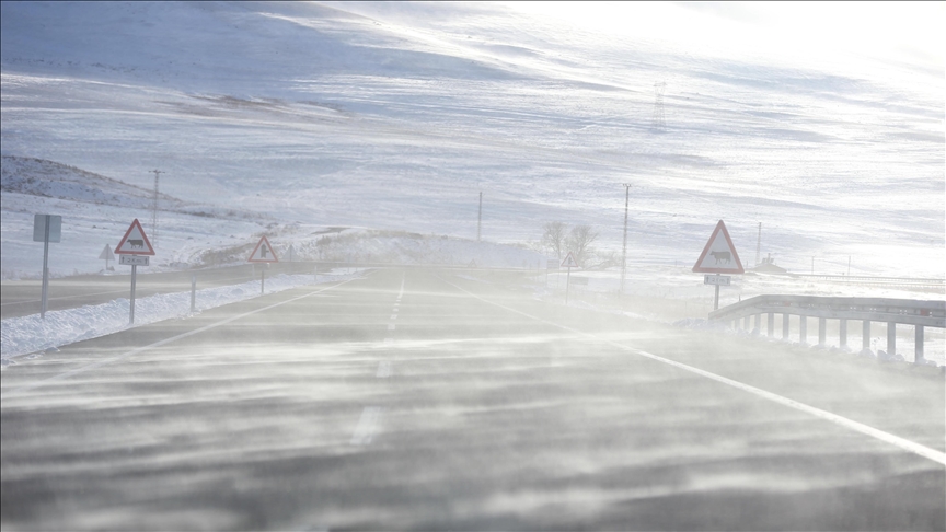 Rêya Erdexan-Şavşatê ji ber berf û pûkê ji wesayîtan ra hat girtin