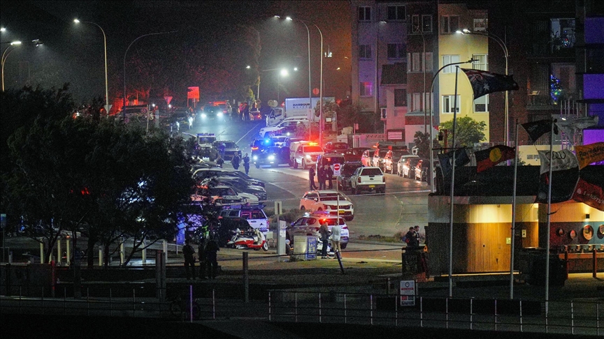 "البطل".. إشادات أسترالية بشجاعة المسلم أحمد الأحمد بحادثة شاطئ بوندي