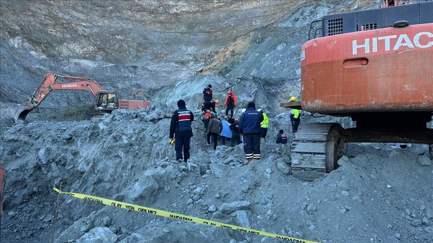 Sivas'ta maden ocağında göçük altında kalan şantiye müdürünün cenazesine ulaşıldı 
