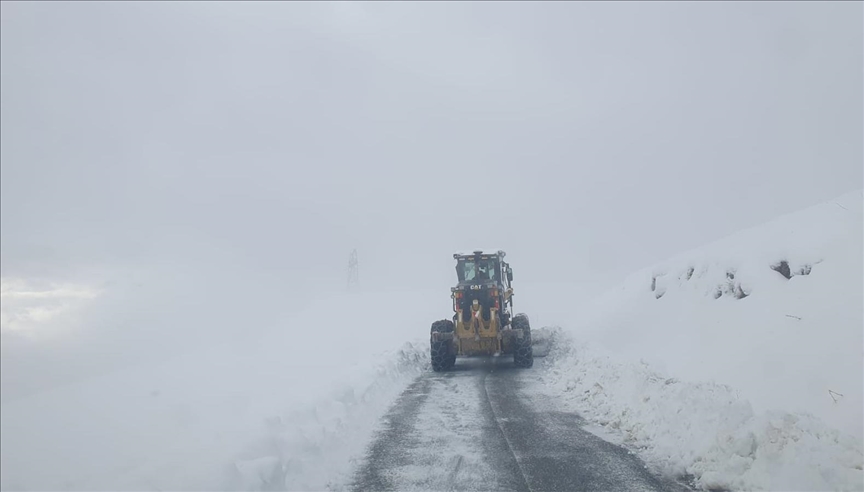Li Wan û Hekariyê ji rêyên 172 tax û gundan ên ku berfê girtibûn, jê 158 hatin vekirin