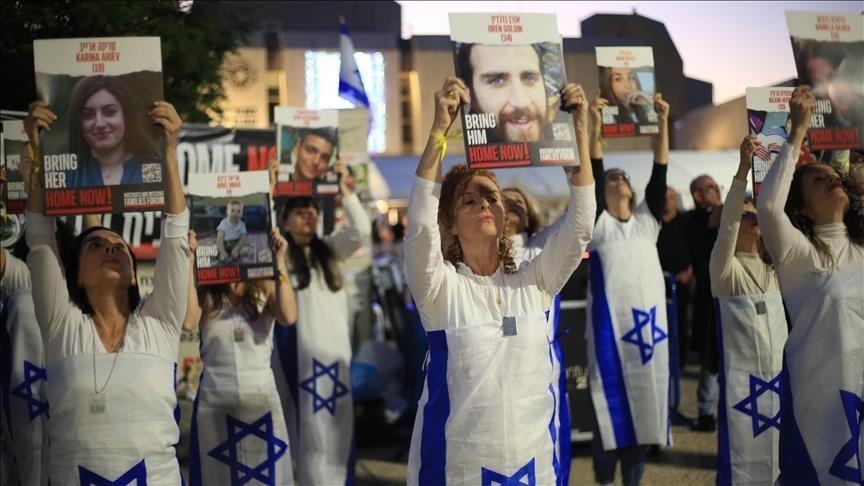 أسرى إسرائيليون سابقون يطالبون الحكومة بالتحقيق بإخفاق 7 أكتوبر أو التنحي