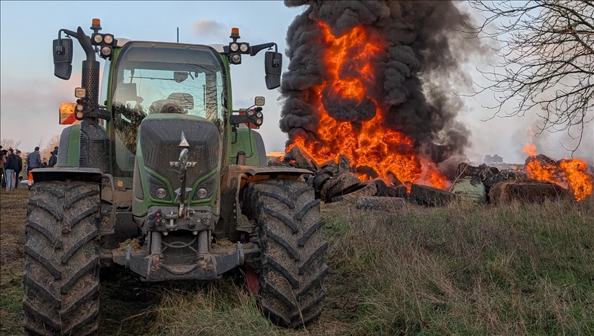 Fermerët francezë në protesta  bllokojnë unazën rrugore të qytetit Arras