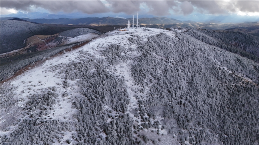 Samsun'da 1650 rakımlı Dürtmen Dağı'nda kar etkili oldu