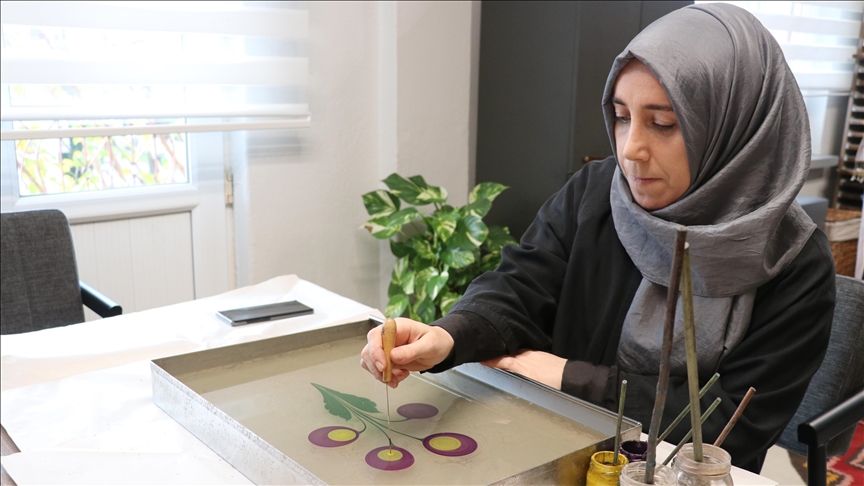 "Kültürel miras taşıyıcısı" olduğu ebruyu genç nesillerle buluşturuyor