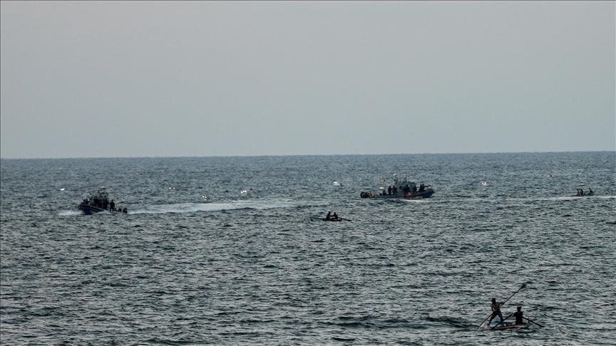 فجرت مركبهما.. إسرائيل تعتقل صيادين فلسطينيين جنوبي غزة 