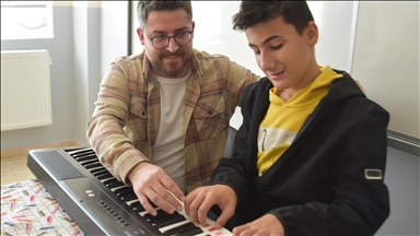 14-vjeçari me autizëm e ndriçon jetën e tij me meloditë e pianos