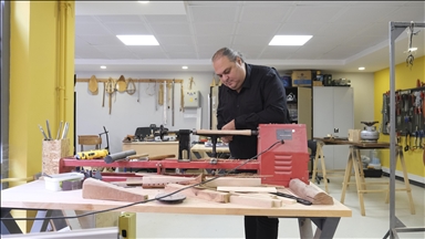 Bakan Kurum, atık malzemeleri enstrümanlara çeviren müzik öğretmeninin görüntülerini paylaştı